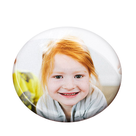 Magnet with image with a young girl smiling